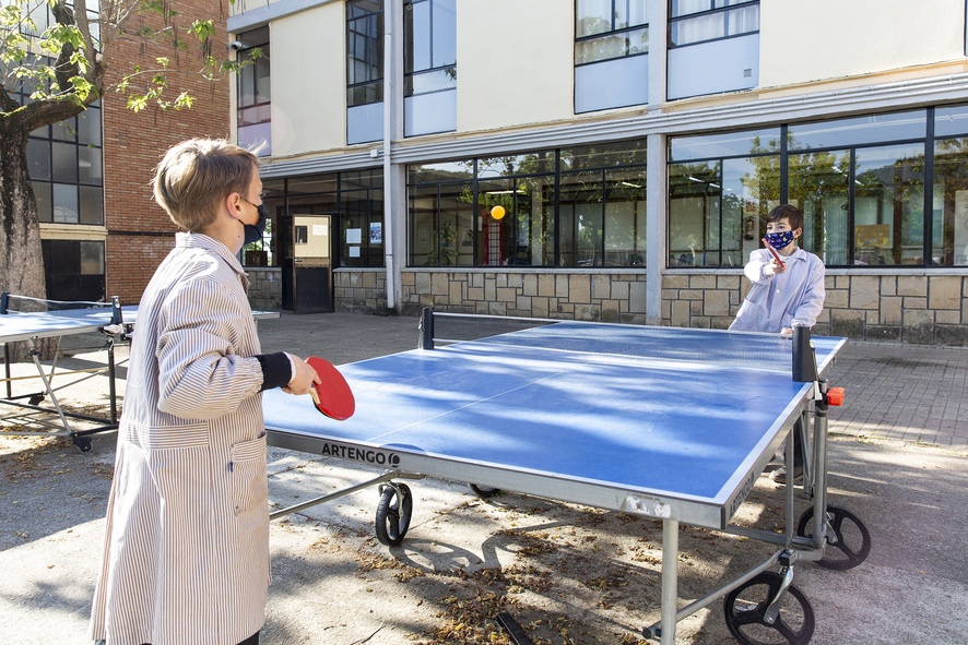 Ping-pong en el patio del colegio