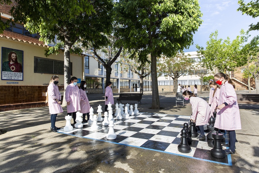 Chess en el patio del colegio